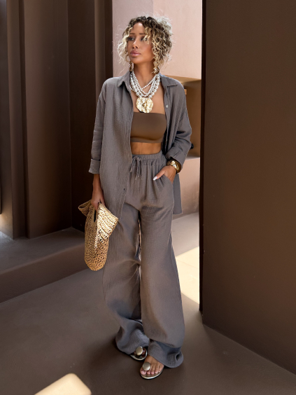 Hnědý mušelínový kalhotový komplet THEIA s košilí