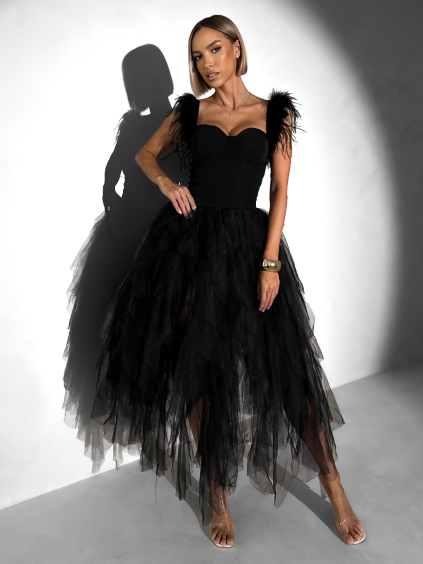 Černé společenské tylové šaty NUVELLE s peříčky