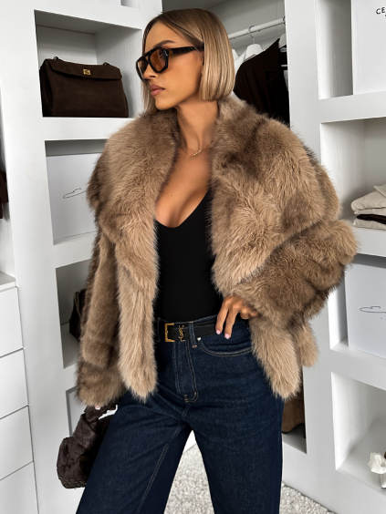 Hnědý kožešinový žíhaný kabátek AVELURE
