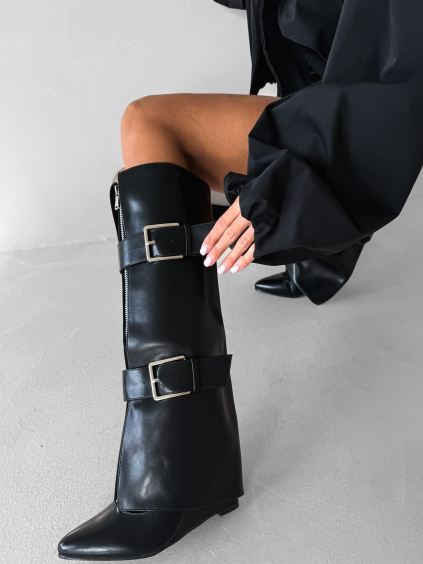 Černé koženkové kozačky LUVRANA s přezkou