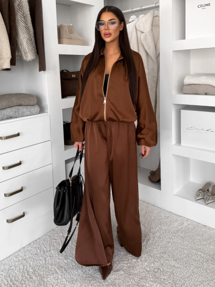 Hnědý saténový kalhotový komplet TRENIVA