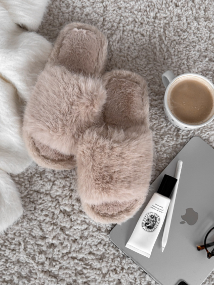 Krémové huňaté pantofle PUFFY