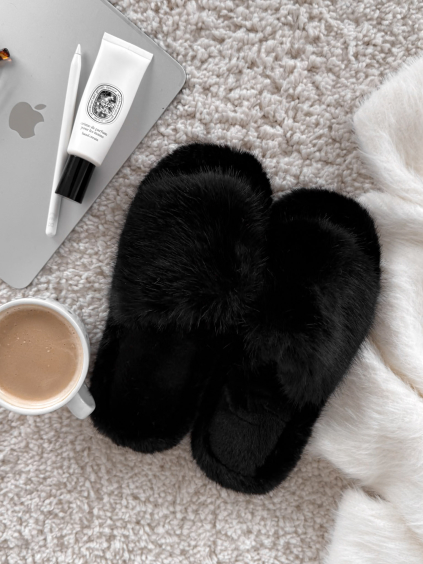 Černé huňaté pantofle PUFFY