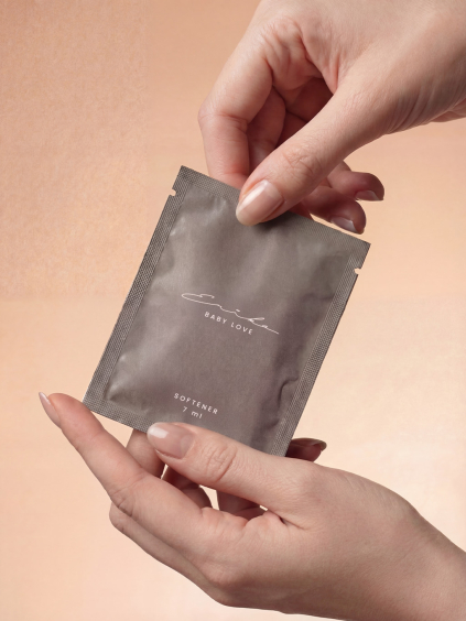 BABY LOVE vzorek v rukach