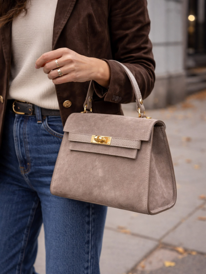 85A583E0 1241 4A52 85D7 0A3A7C5E6886