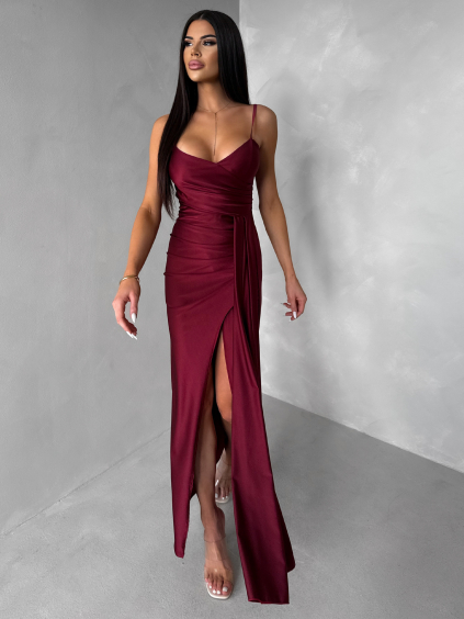 Bordó dlouhé saténové společenské šaty OLIRYA na ramínka