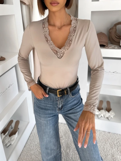 Béžové triko FURIUS s krajkou a výstřihem