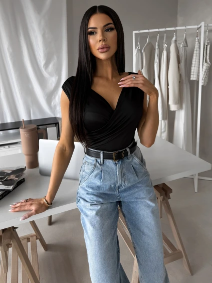 Černé elegantní body NERTIS s výstřihem