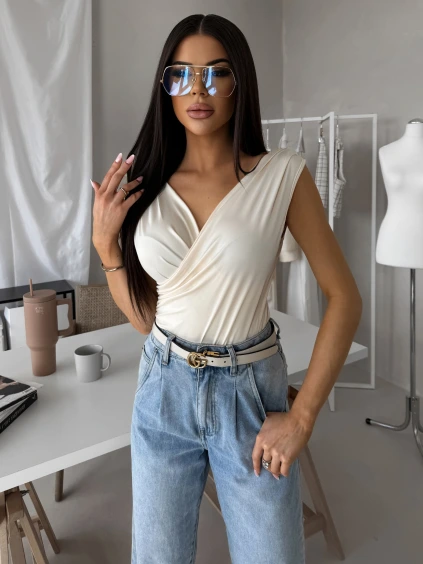 Krémové elegantní body NERTIS s výstřihem