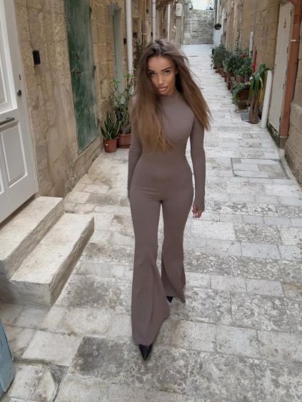 Hnědý elegantní tvarující overal NOIRISE