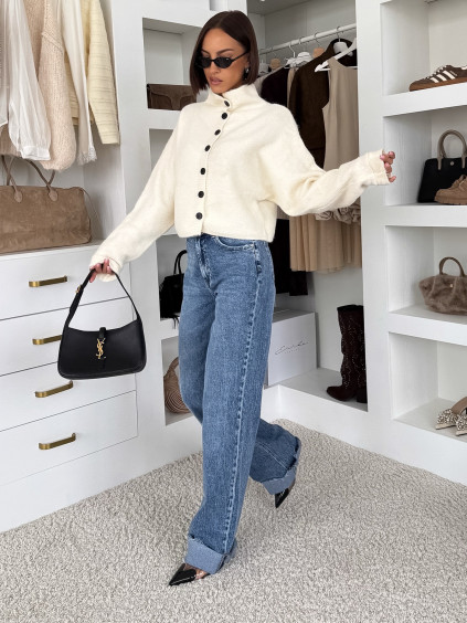 Bílý elegantní pohodlný oversized svetr KORAVIA na knoflíky