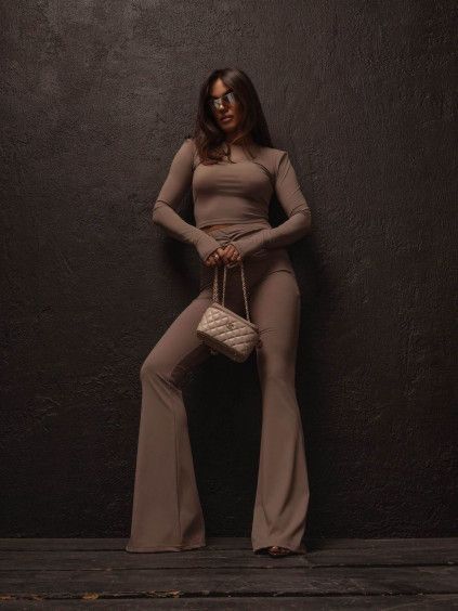 Hnědý luxusní stylový kalhotový komplet EVELORA