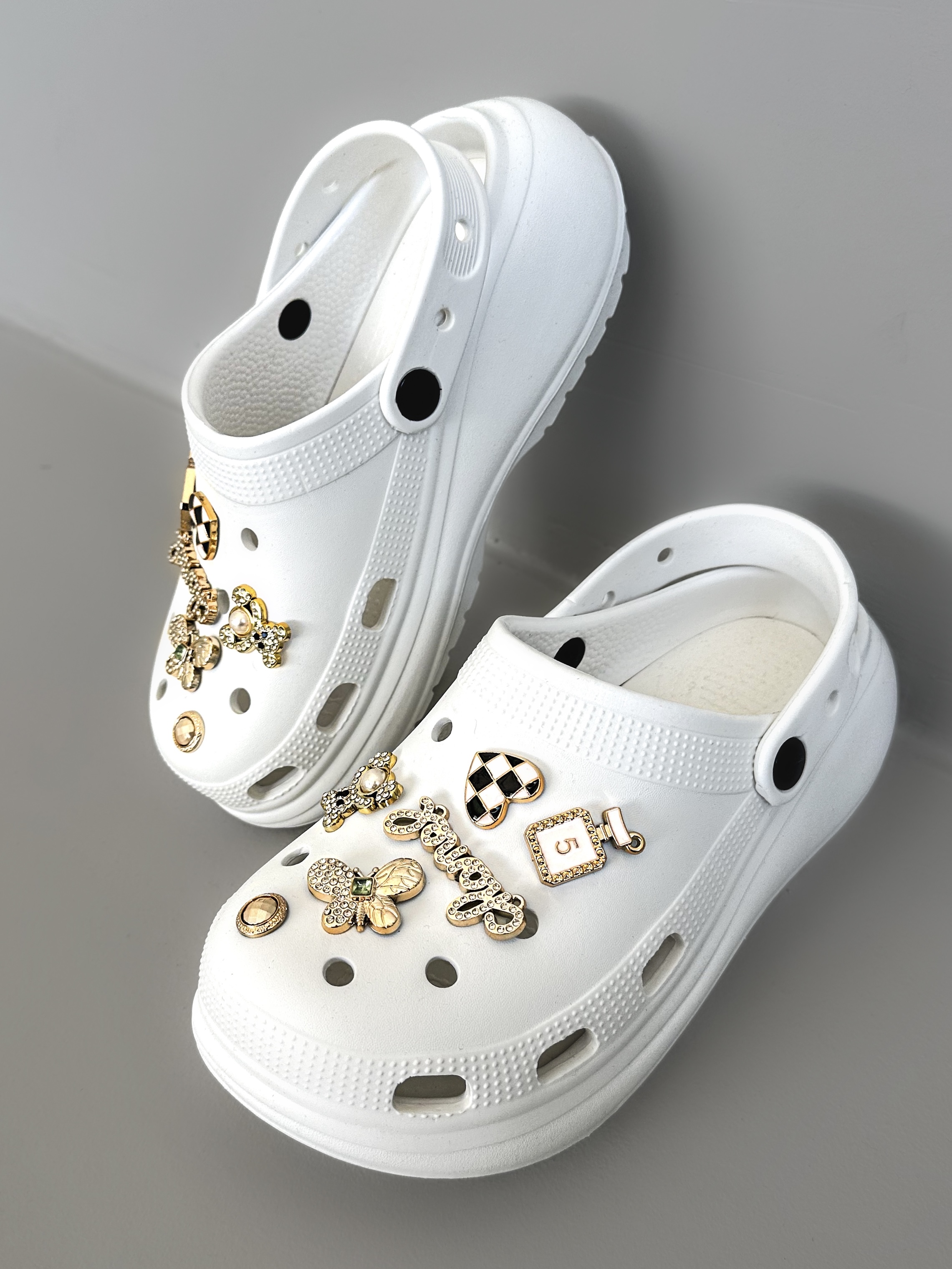 Bílé nazouváky SUSIE s ozdobami ve stylu crocs Velikost: 36-37