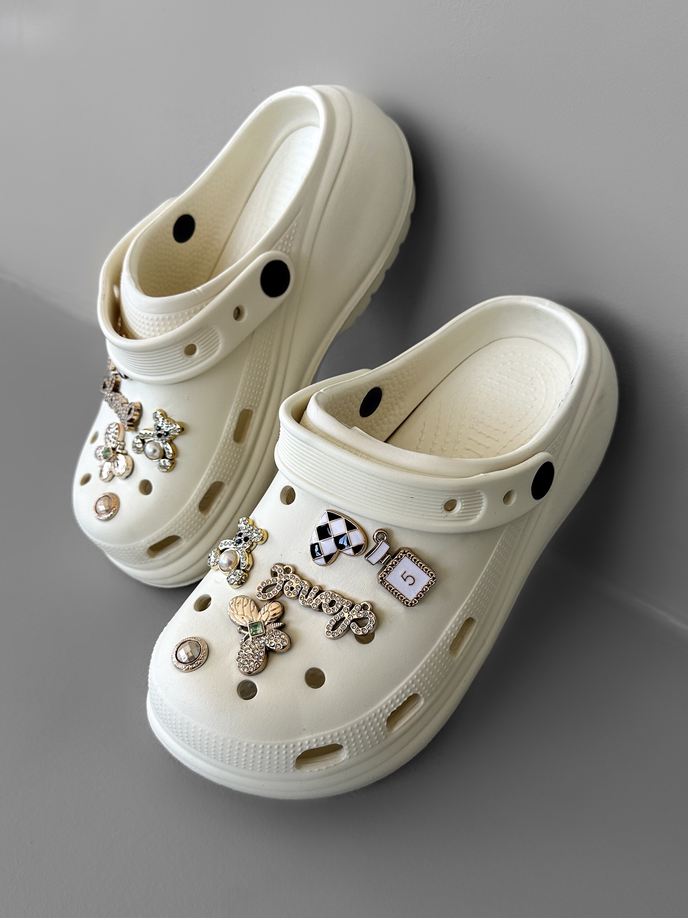 Krémové nazouváky SUSIE s ozdobami ve stylu crocs Velikost: 36-37