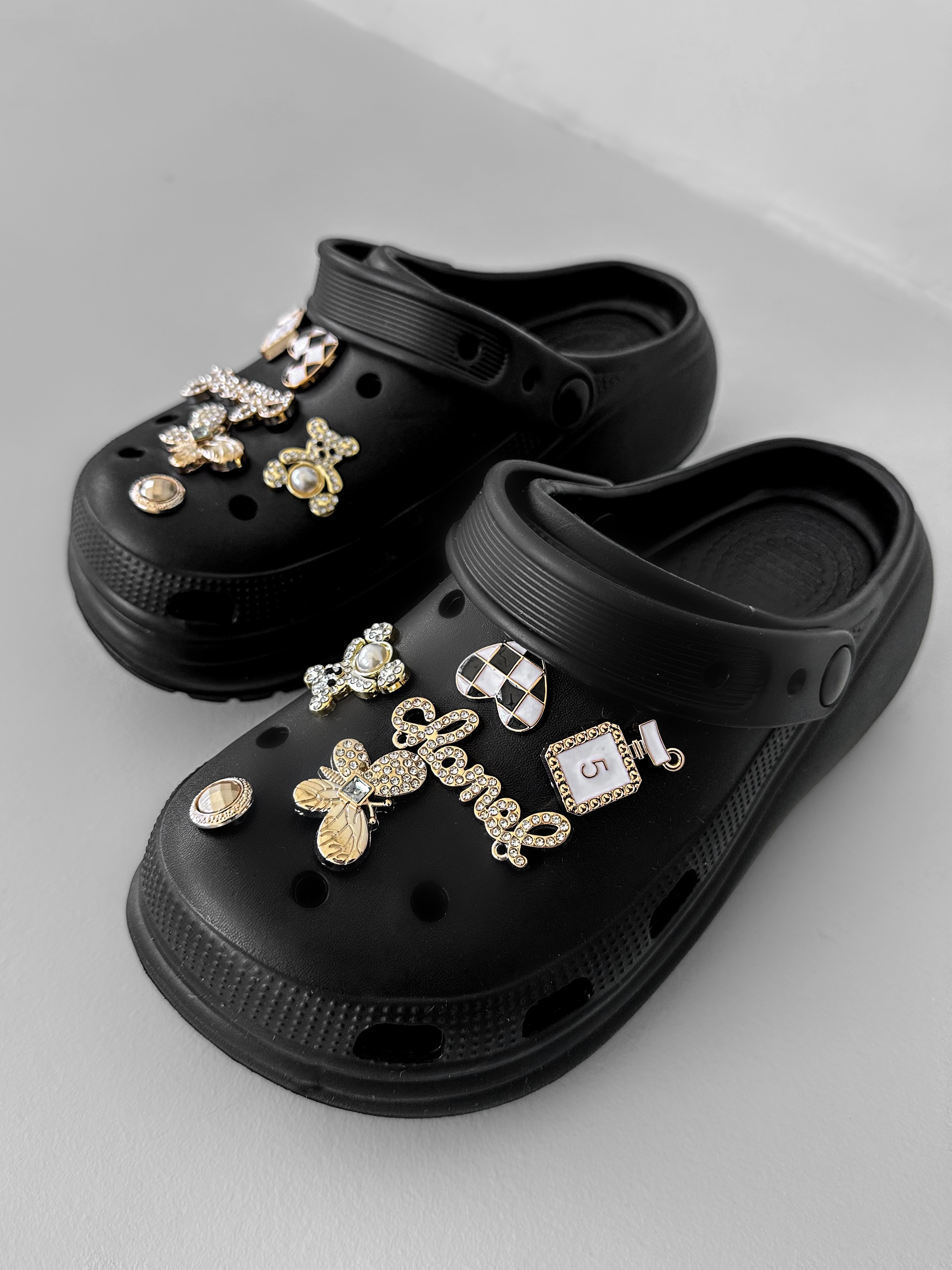 Černé nazouváky SUSIE s ozdobami ve stylu crocs Velikost: 36-37