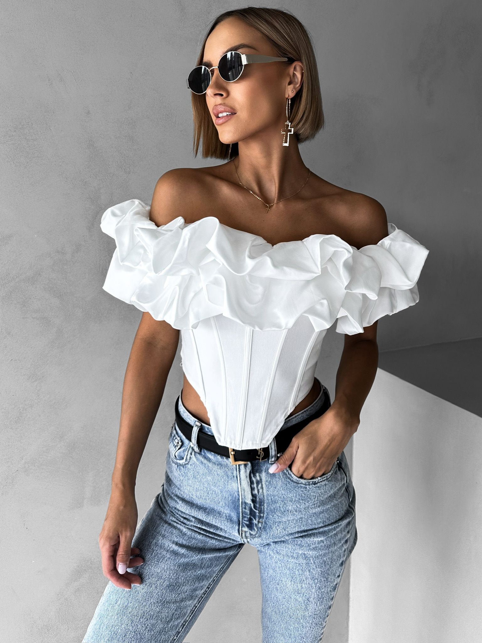 Bílý elegantní top KOSTADIN s volánky Velikost: S/M