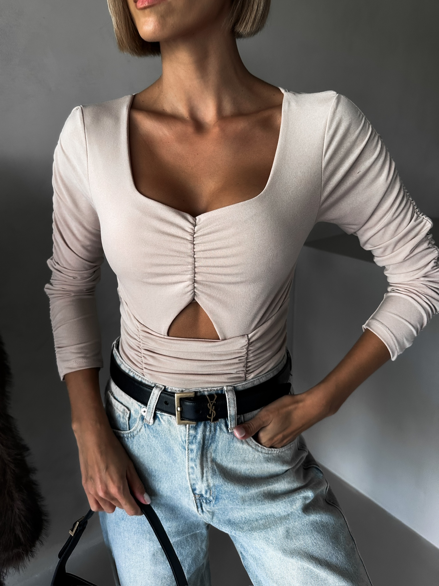 Levně Béžové elegantní body ECEM s výstřihem