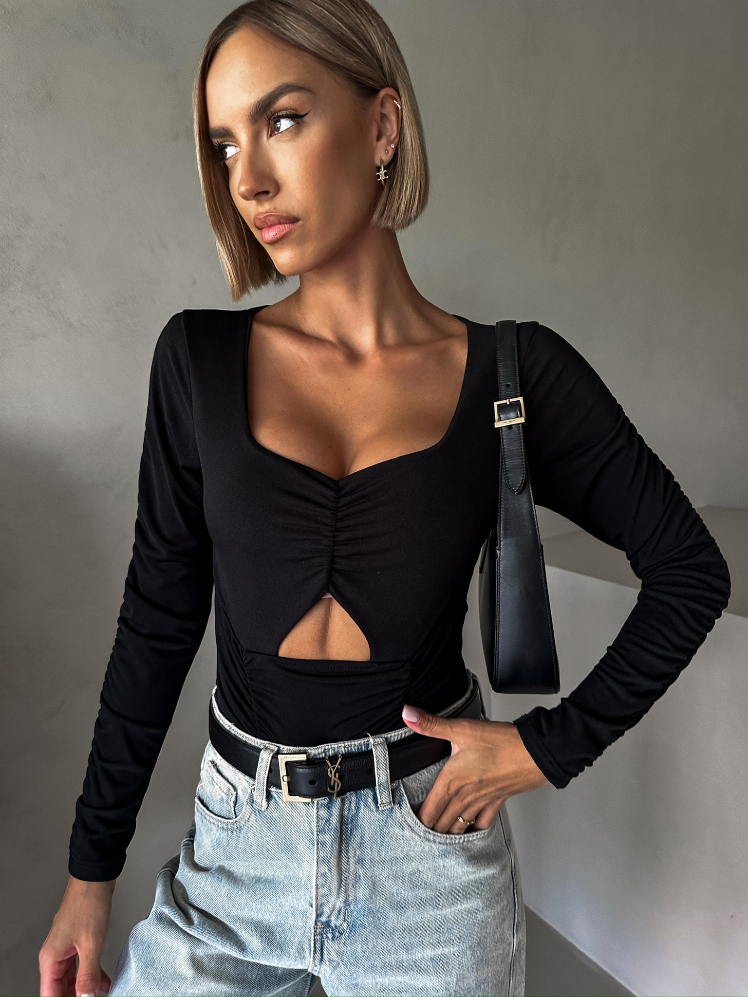 Levně Černé elegantní body ECEM s výstřihem