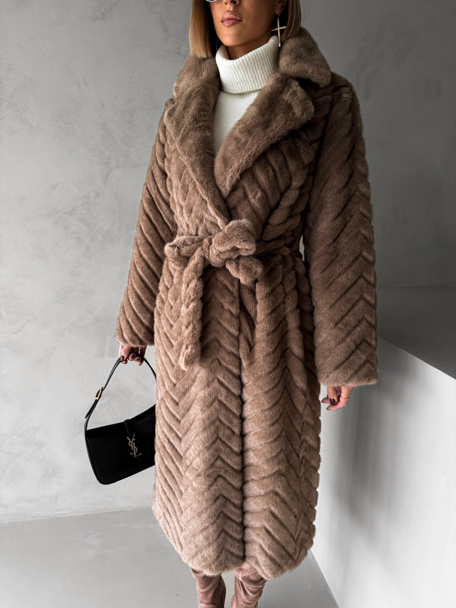 Levně Hnědý dlouhý faux fur kožešinový kabát TALAPATO