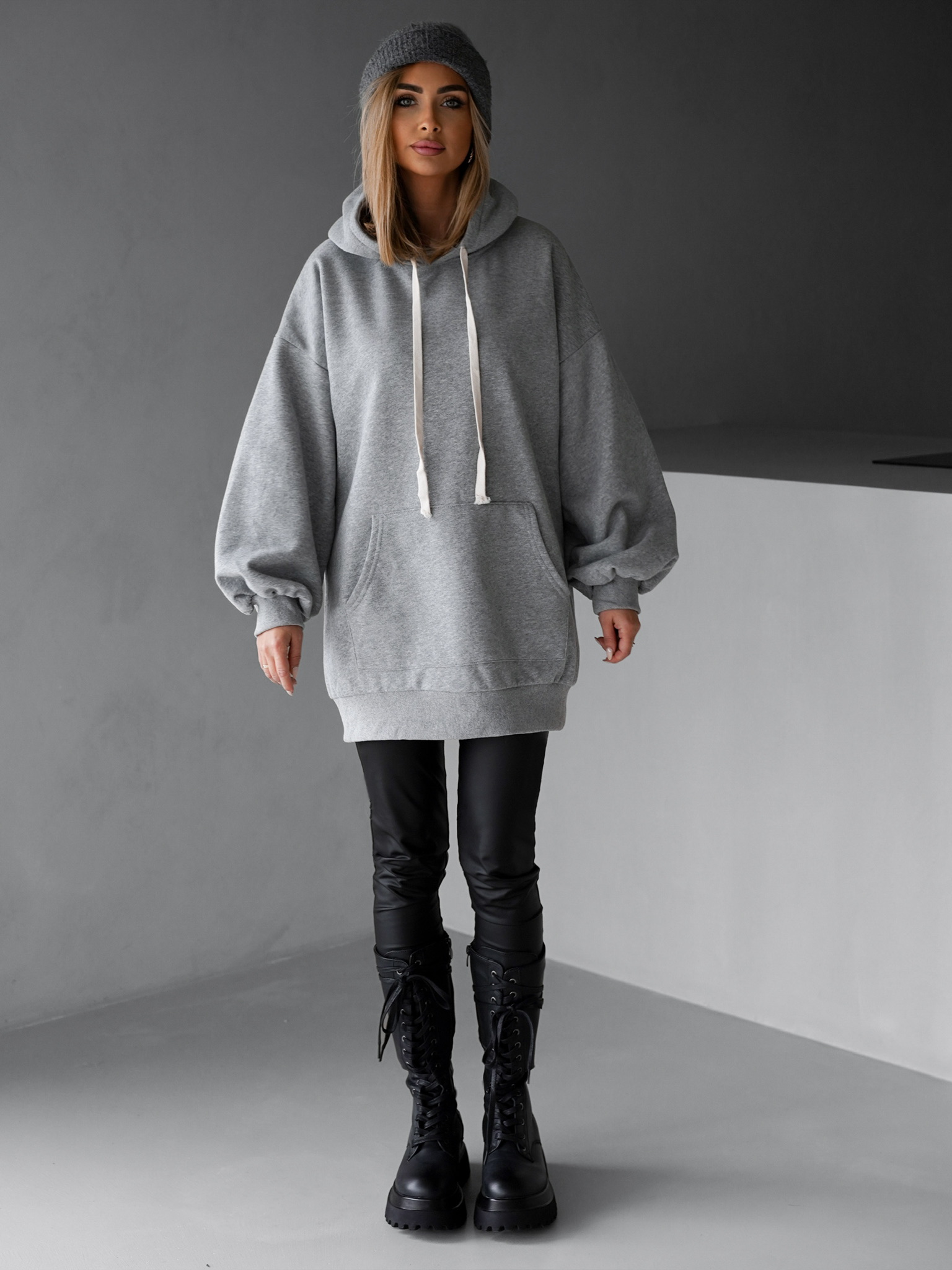 Levně Šedá basic oversize mikina CRUZY s kapucí 