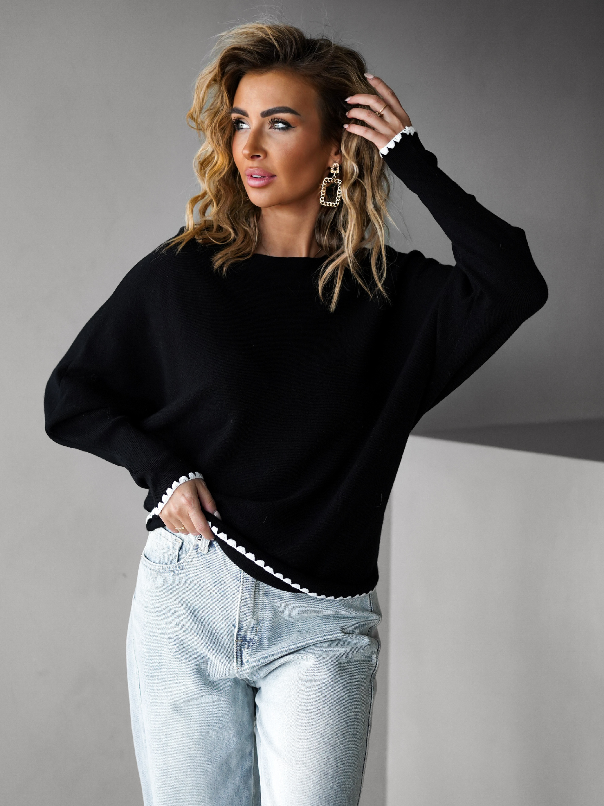 Levně Černý oversize svetřík ELTRUDA
