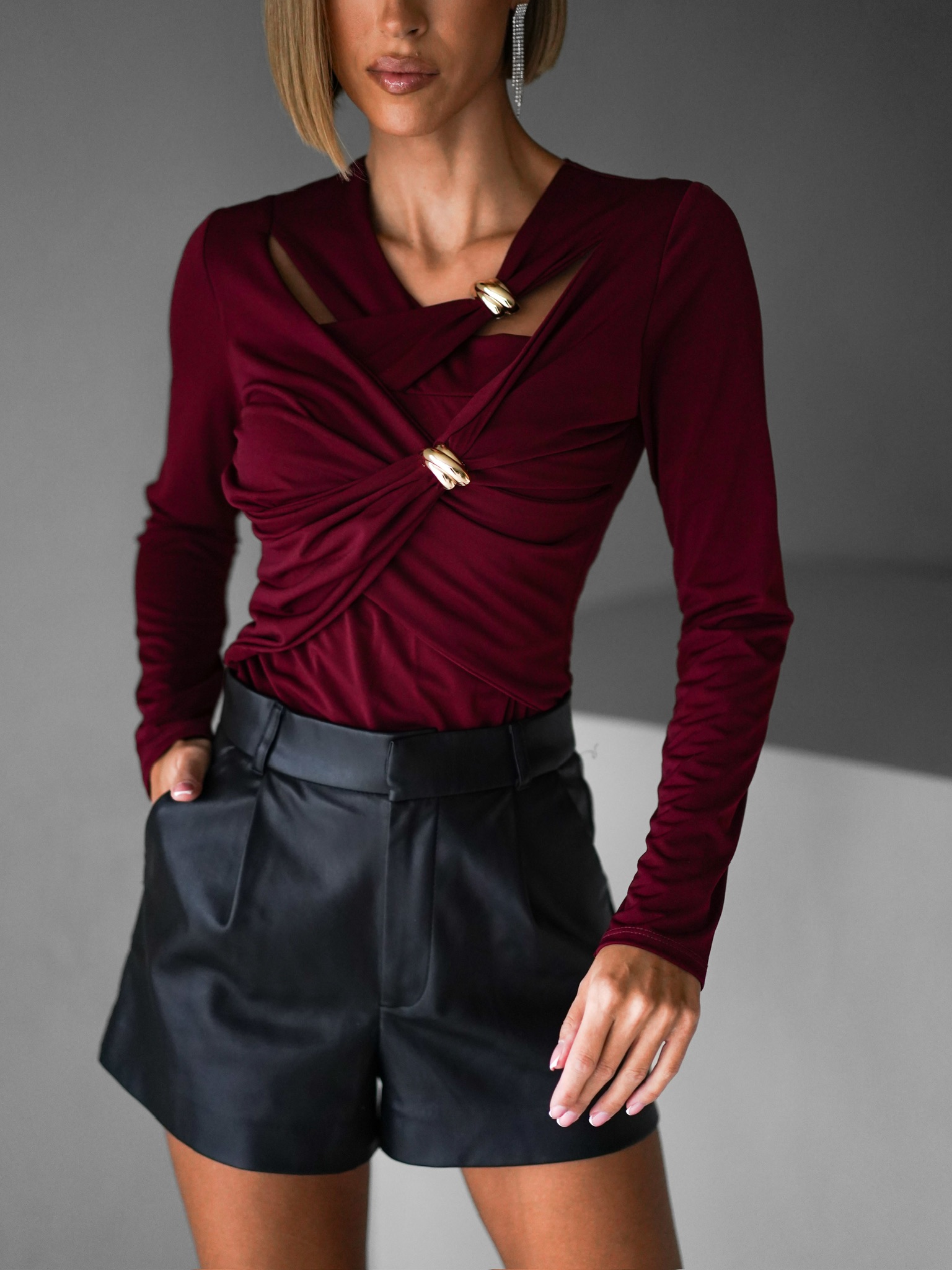 Levně Vínové elegantní triko ODETA s průstřihy