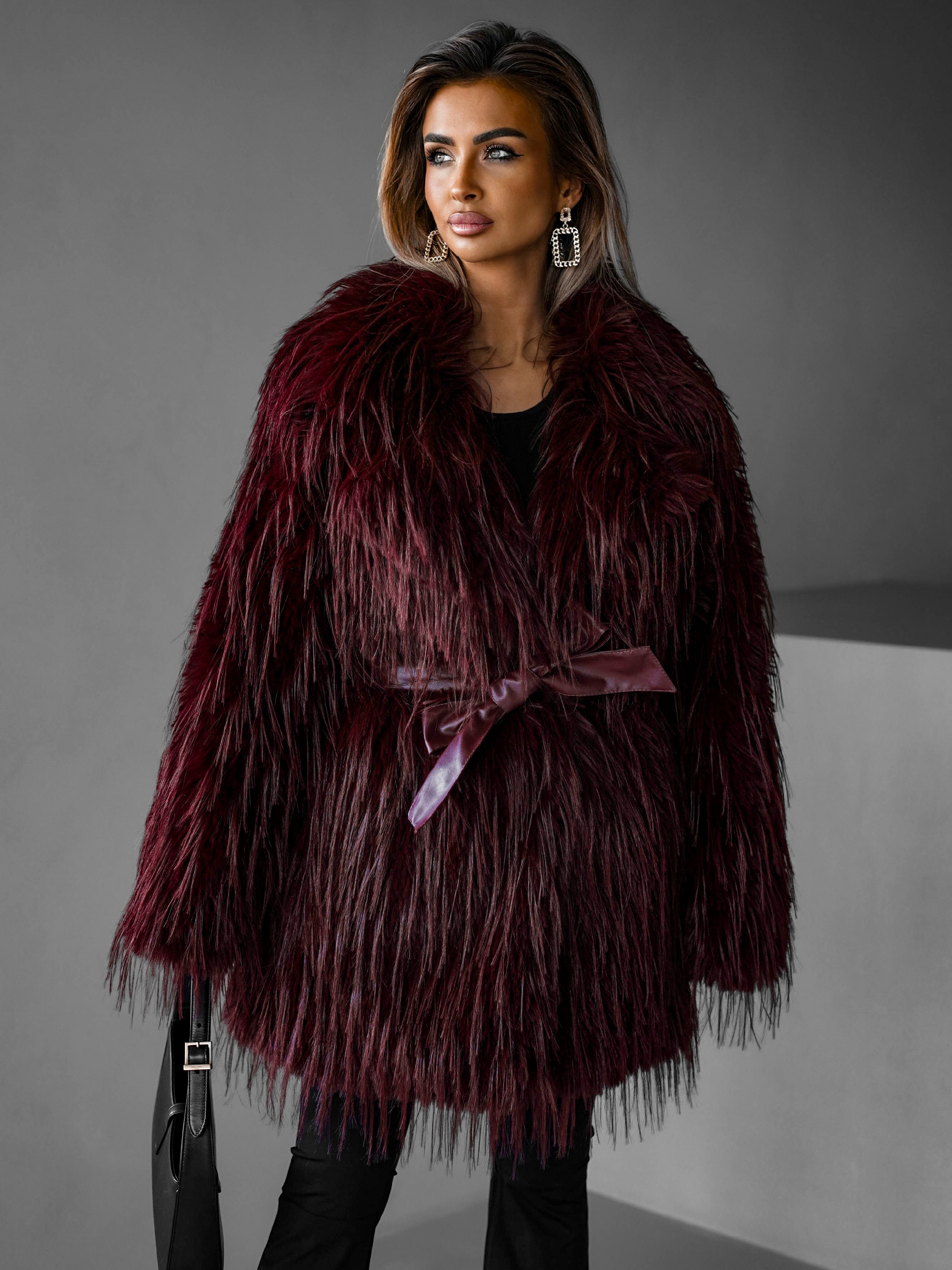 Levně Vínový faux fur kožešinový kabát ALBERTO s páskem 