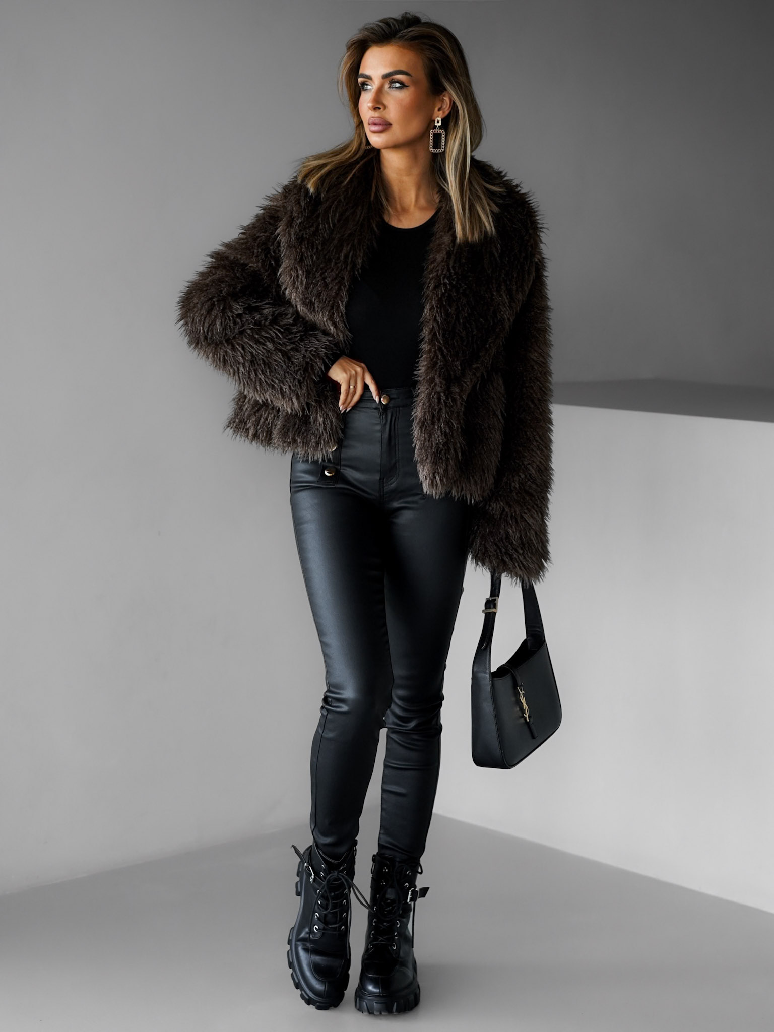 Levně Hnědý kožešinový faux fur kabátek PESHA