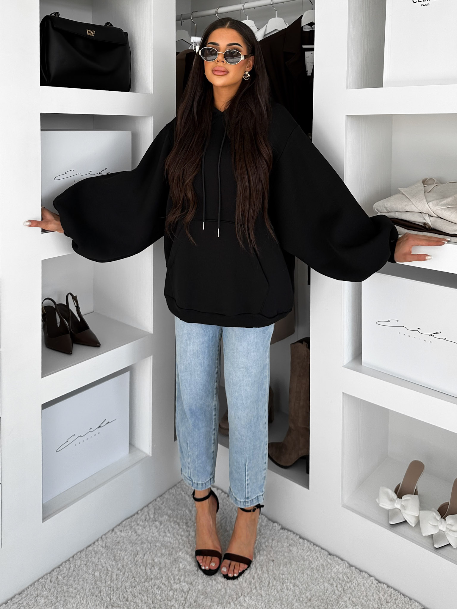 Levně Černá oversize maxi mikina PYRRHA s kapucí 
