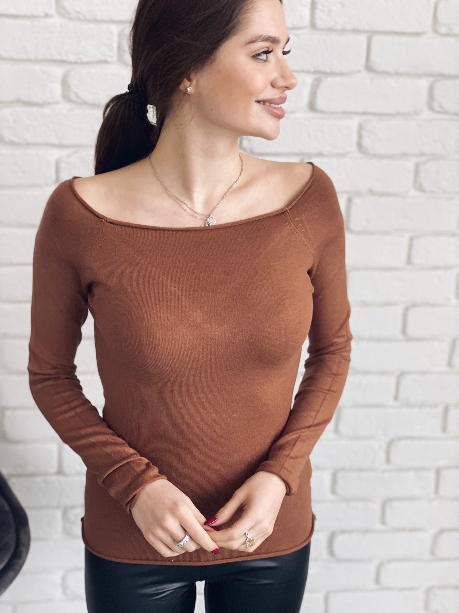 Svetřík Regia Barva: Tmavě hnědá