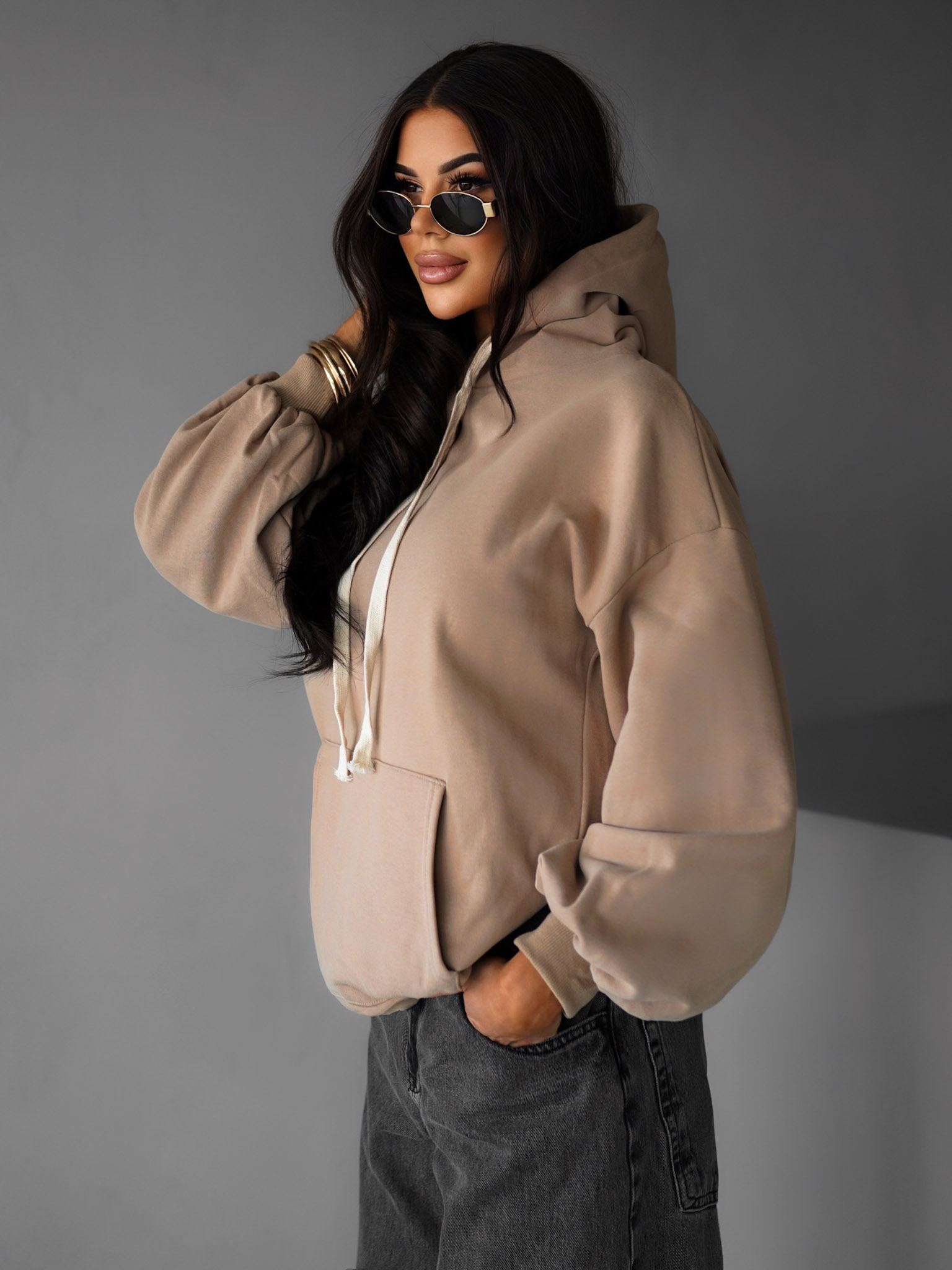 Levně Hnědá basic oversize mikina CRUZY s kapucí 