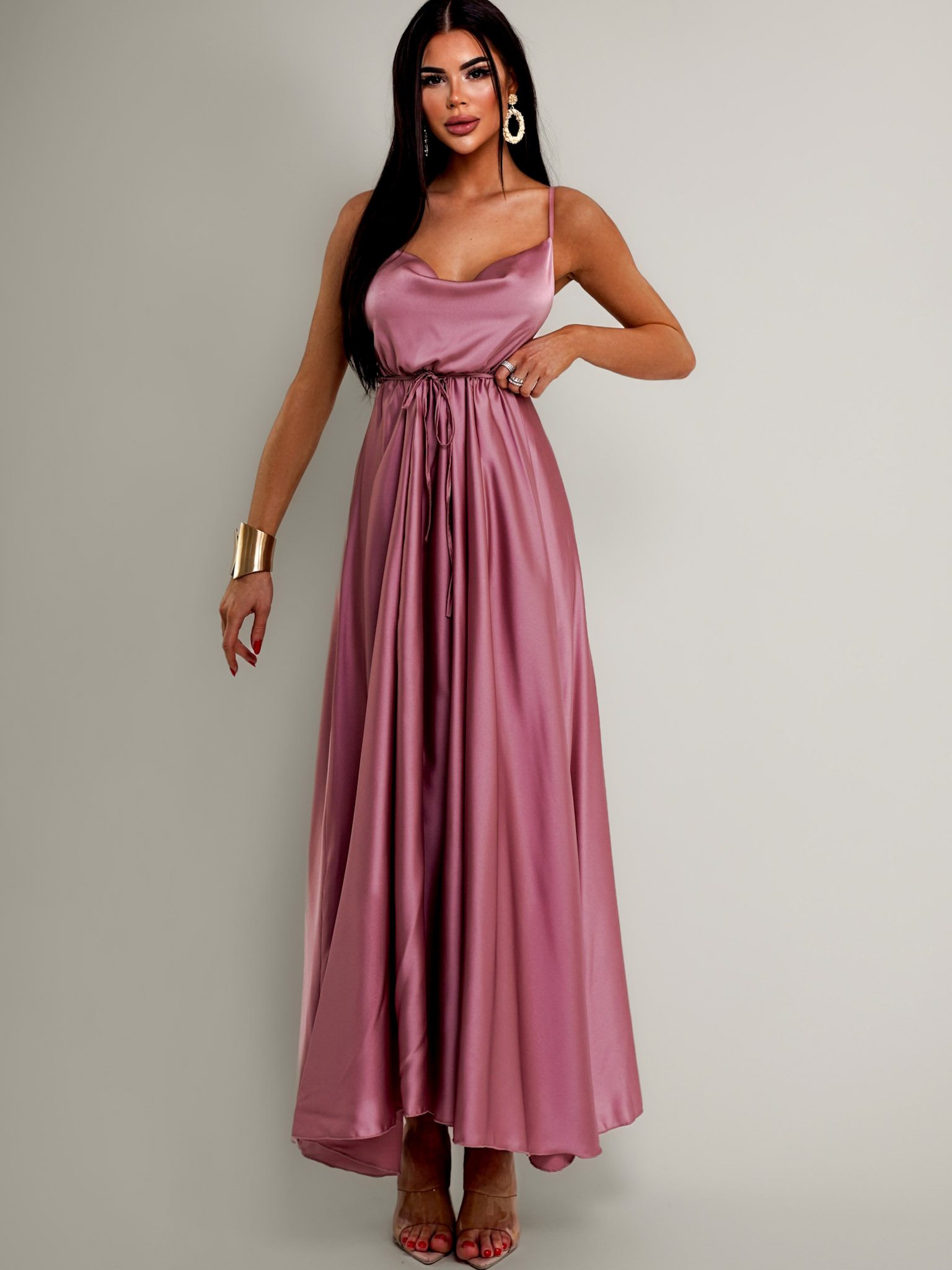 Levně Starorůžové lesklé elegantní šaty YASMINE s rozparkem