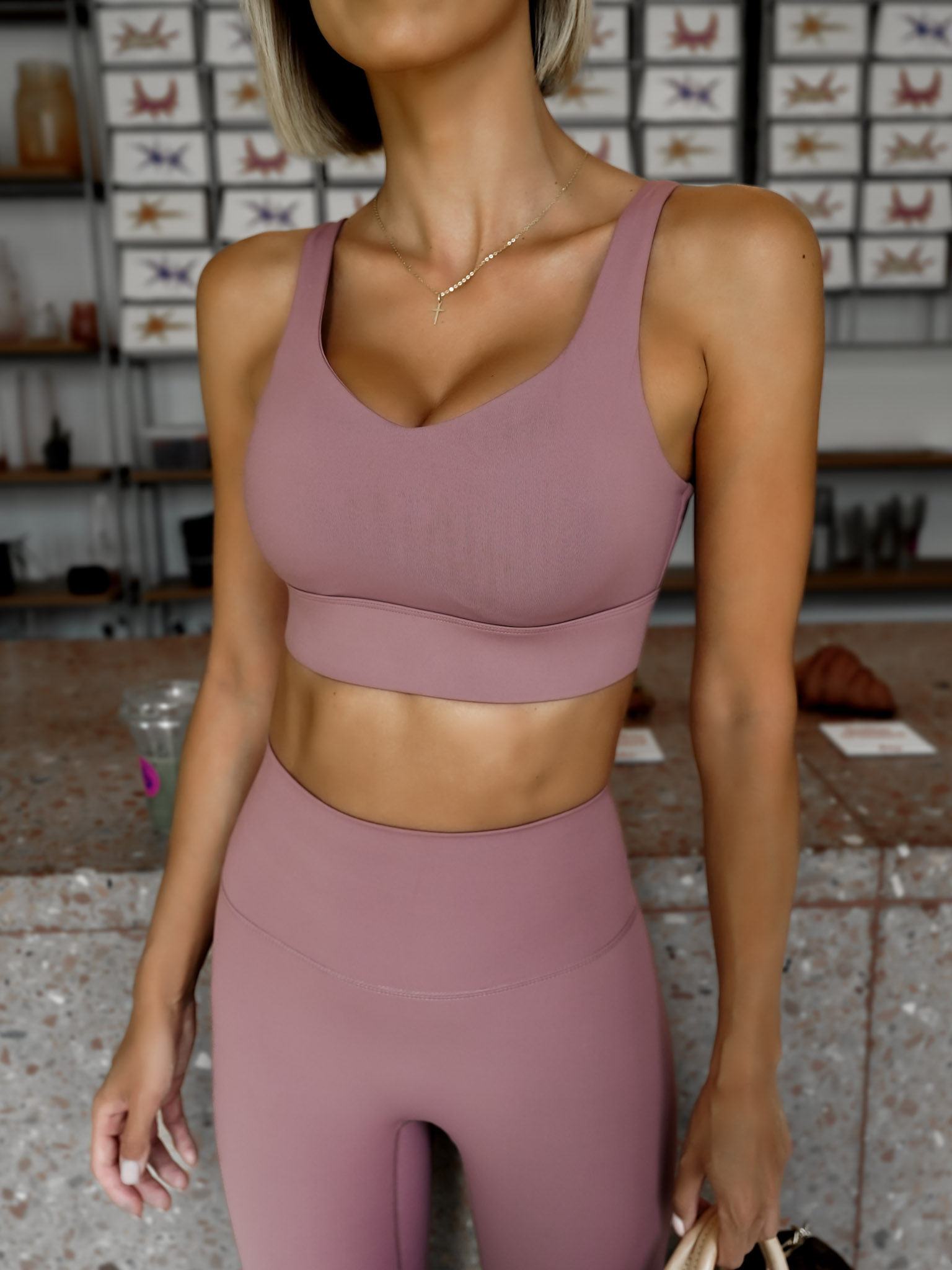 Levně Tmavě růžová sportovní fitness podprsenka HALIVO