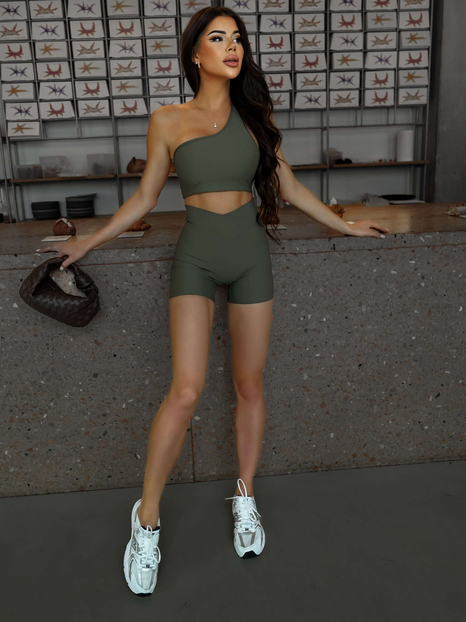 Levně Khaki sportovní push up tvarující kraťasy PEROLA