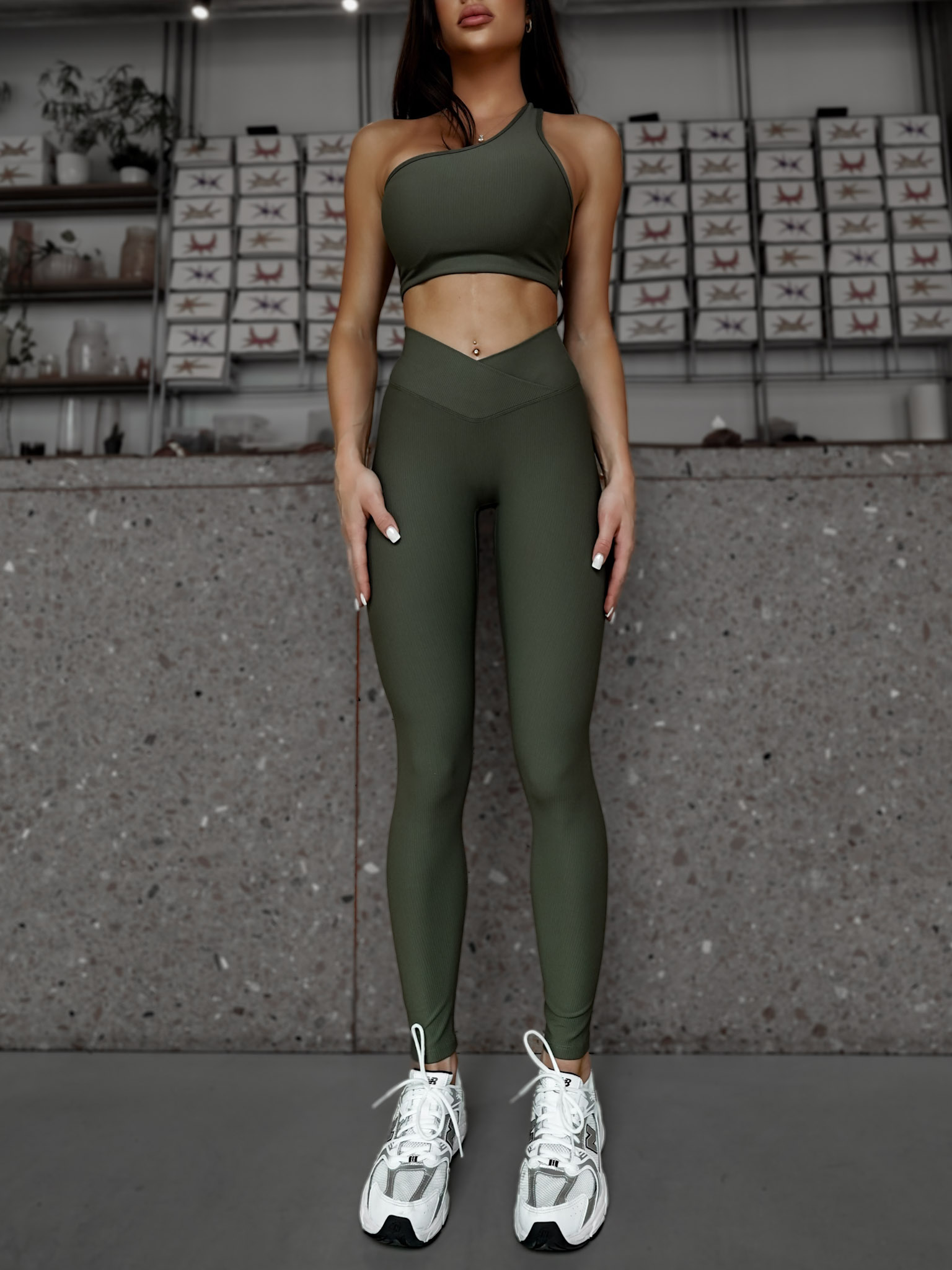 Levně Khaki sportovní dlouhé žebrované legíny TONKA