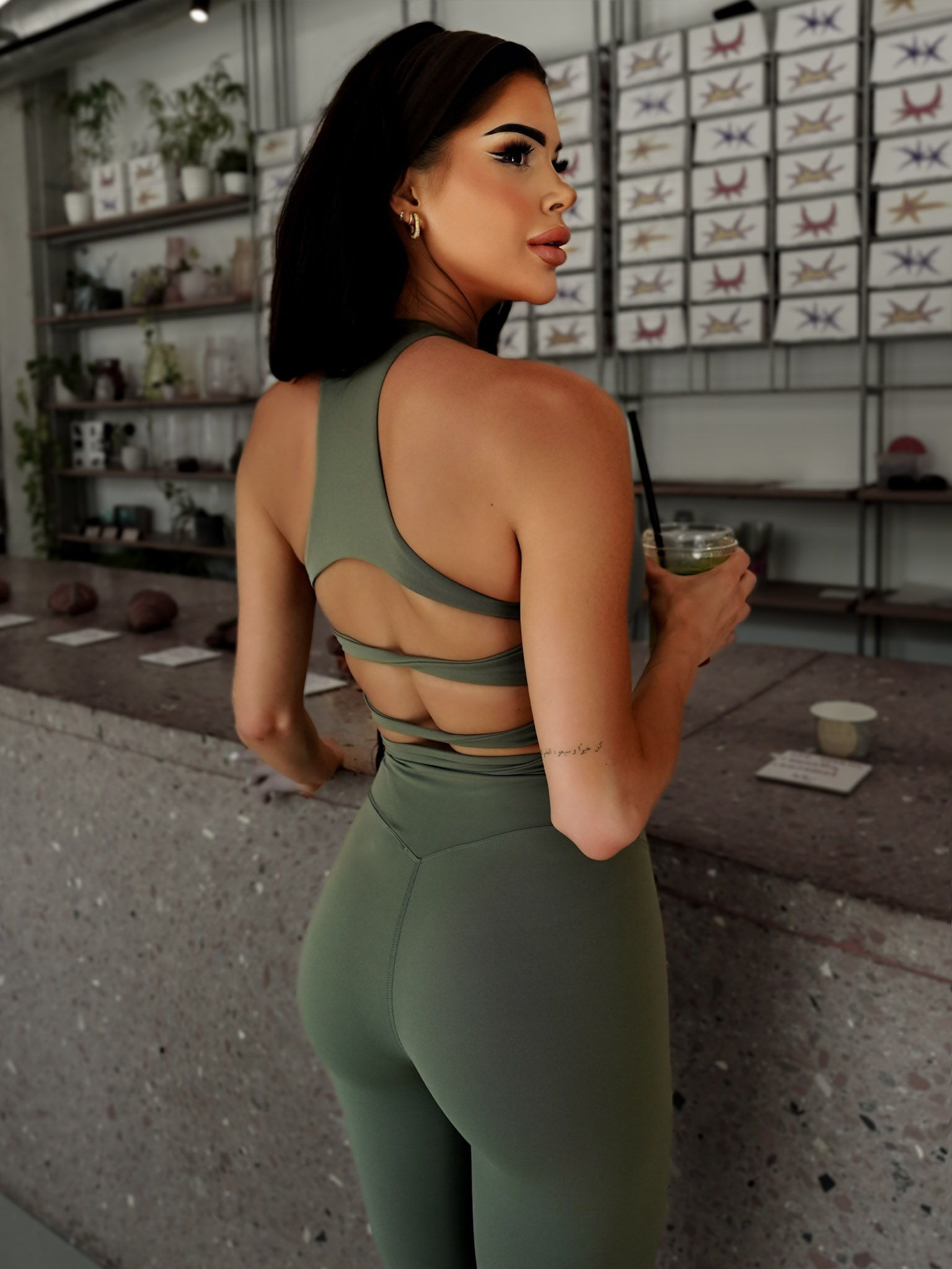 Levně Khaki sportovní yoga top CALENO