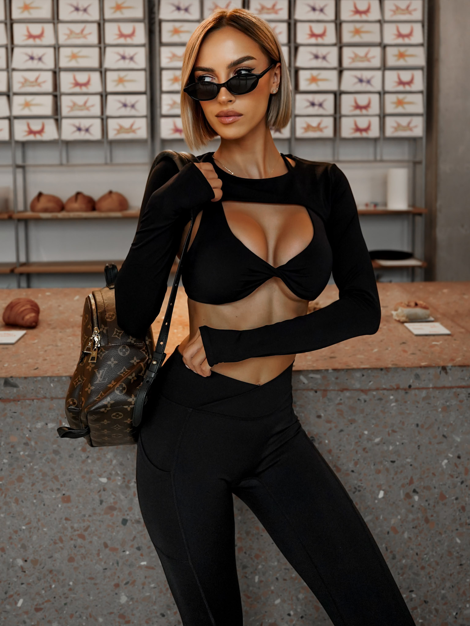 Levně Černý sportovní crop top SKENDRO