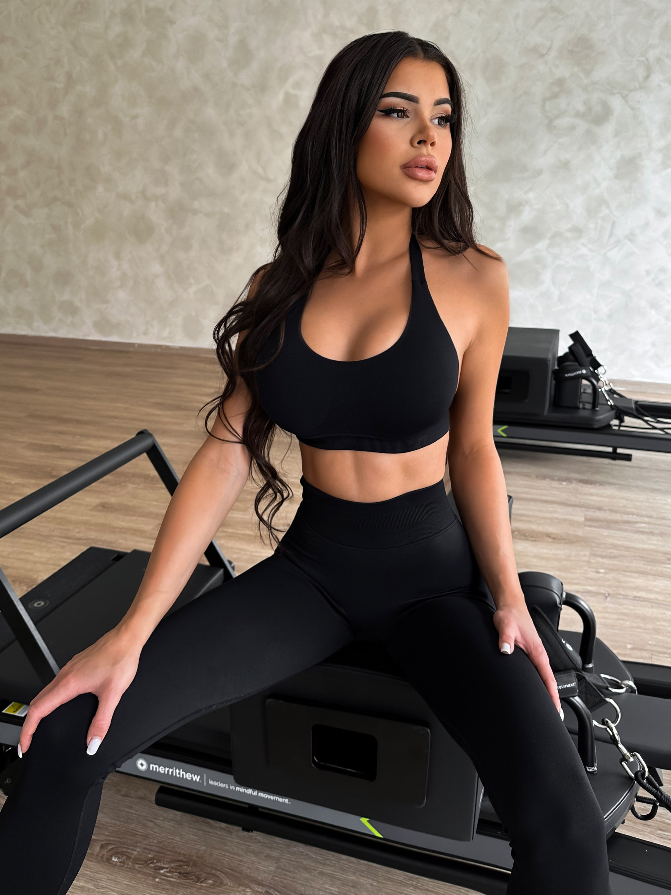 Levně Černá sportovní fitness podprsenka SULENA