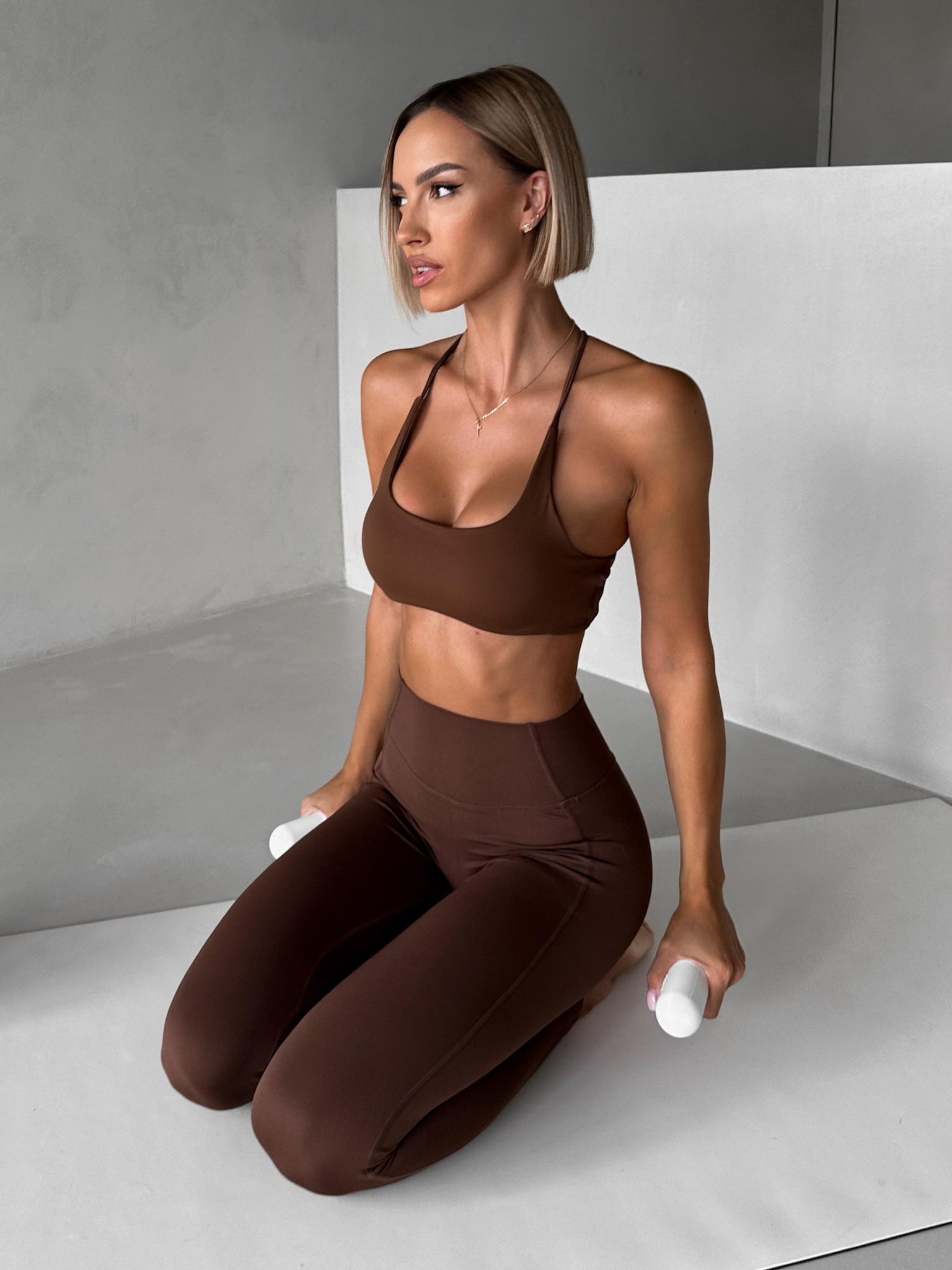 Levně Hnědá sportovní podprsenka SALONI na tenká ramínka
