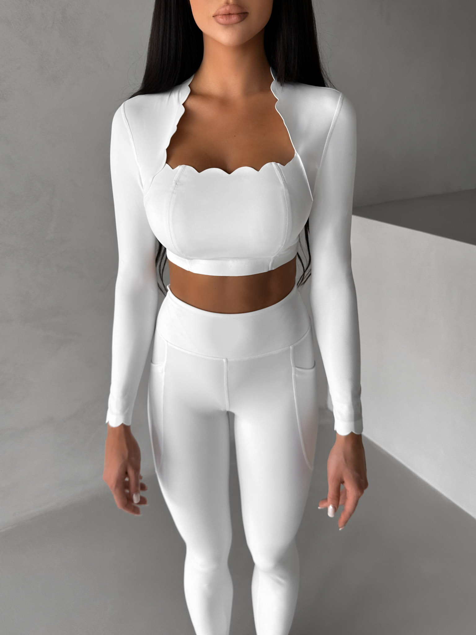 Levně Bílý sportovní pilates top LUNIRA s dlouhým rukávem