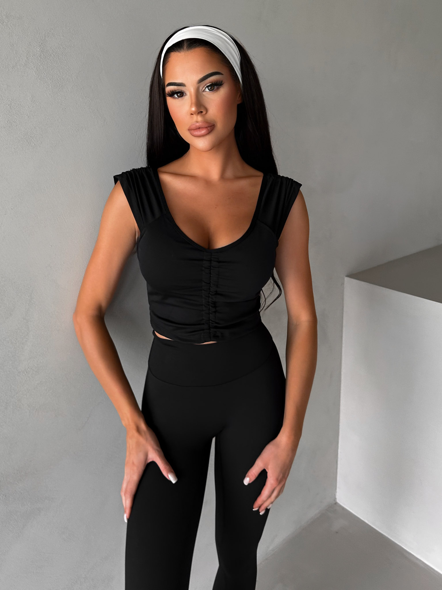 Levně Černý sportovní pilates top LORAMIA