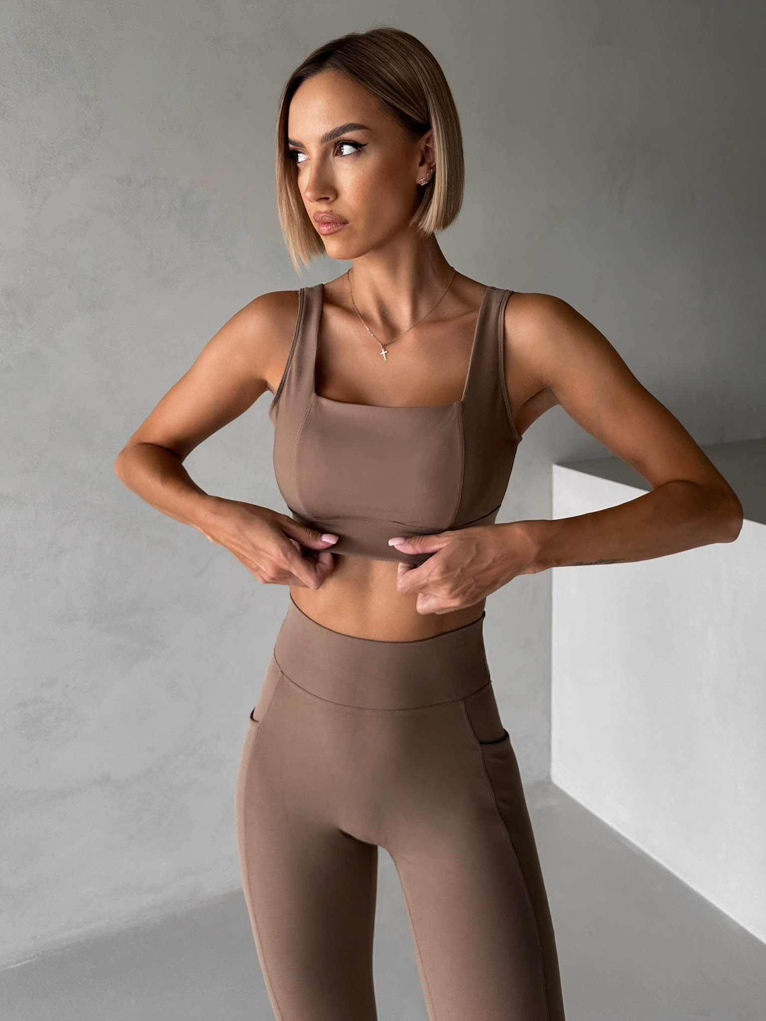 Hnědá sportovní podprsenka SELYRA 