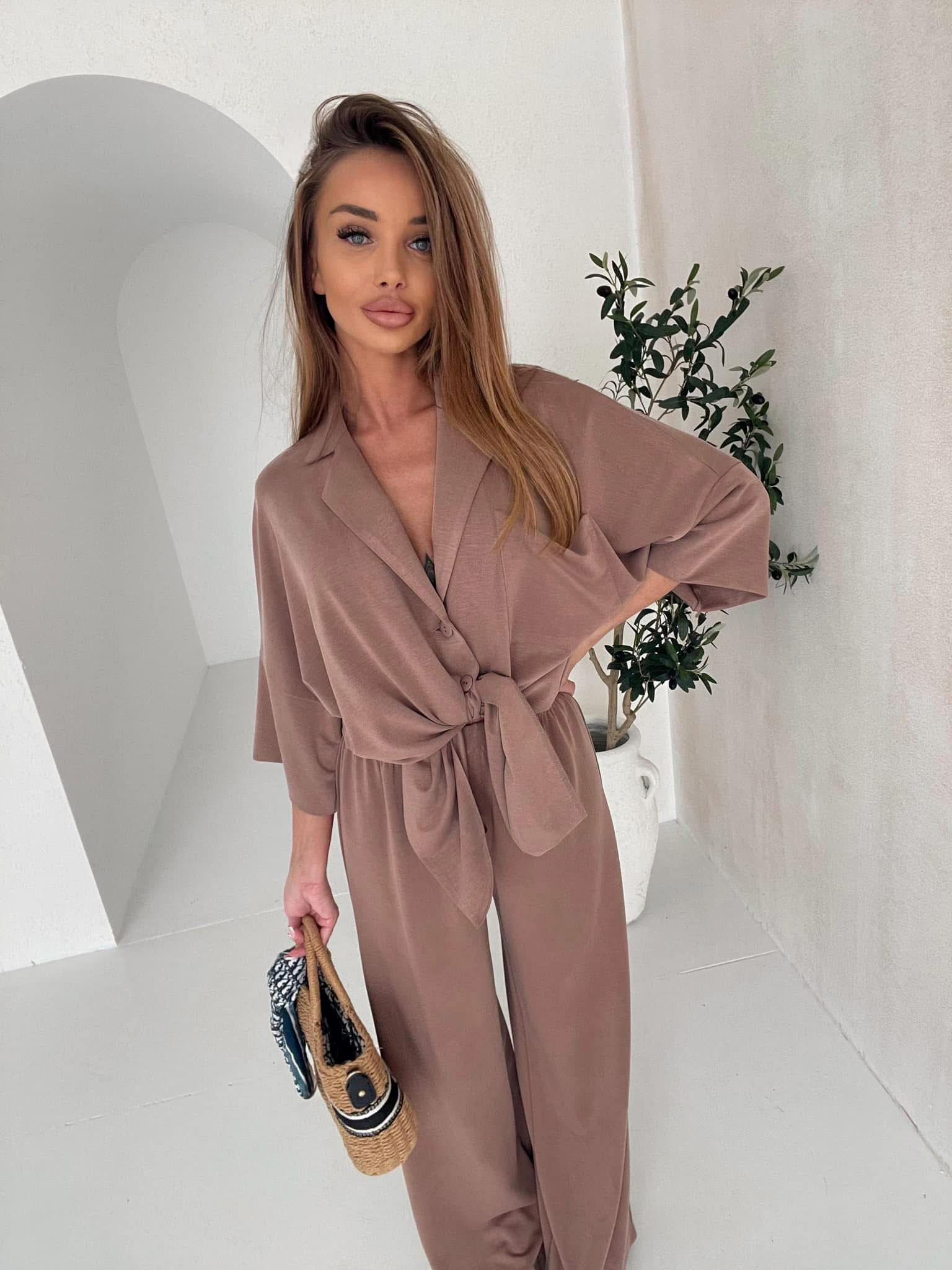 Levně Hnědý kalhotový elegantní komplet TRYVEX s košilí