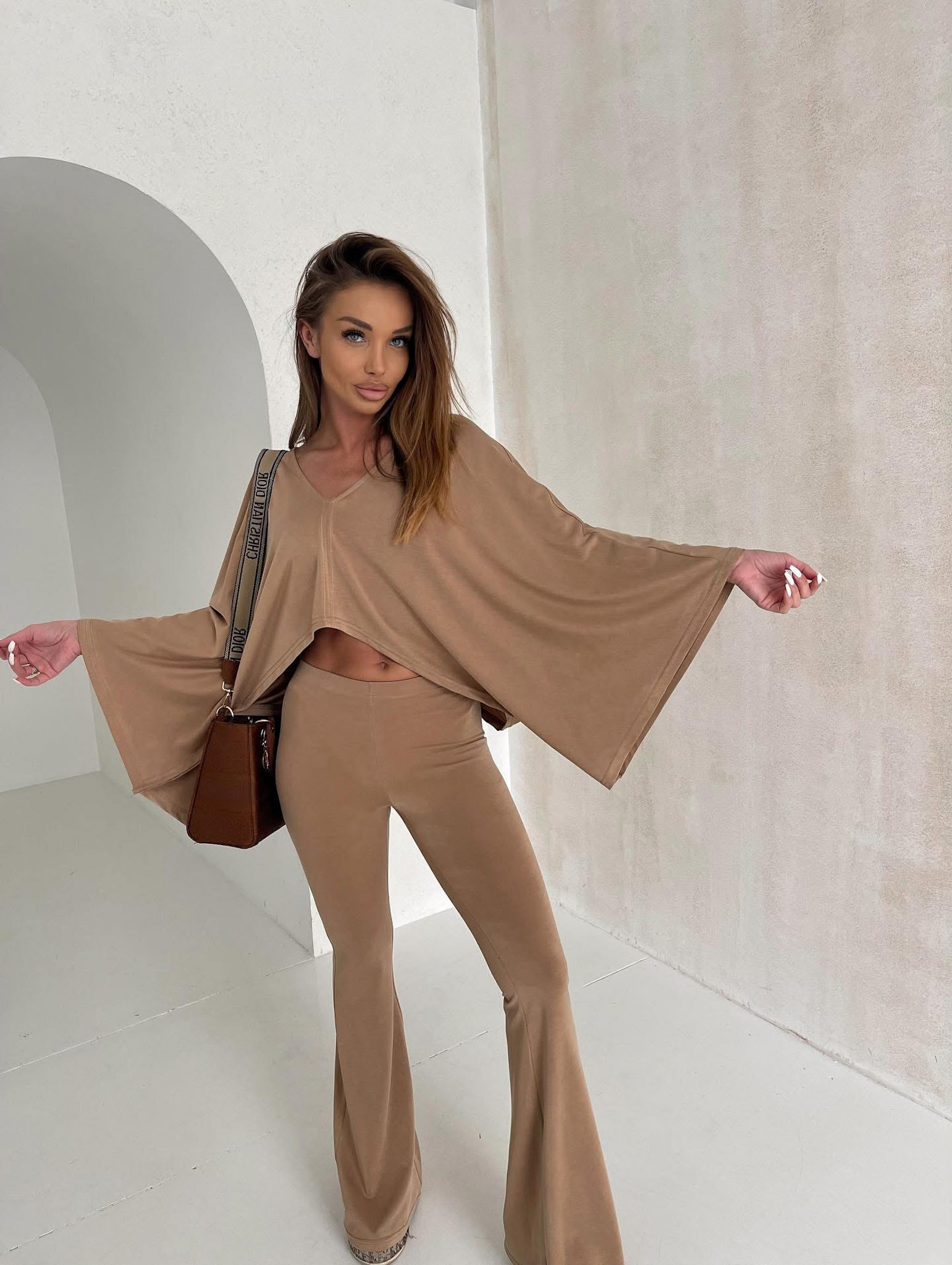 Levně Hnědý elegantní kalhotový komplet URWALE