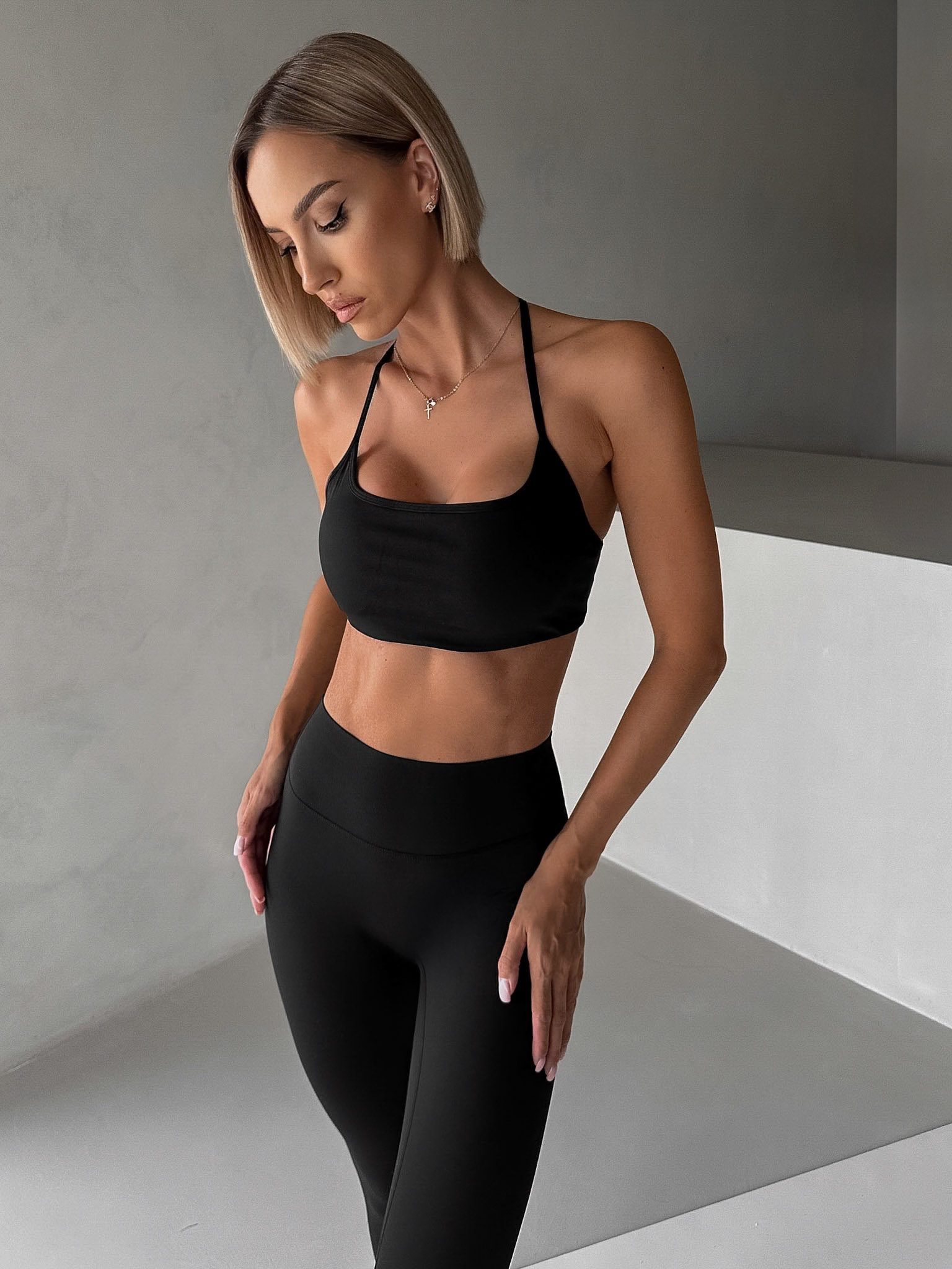 Levně Černá basic sportovní jóga podprsenka MIVORA