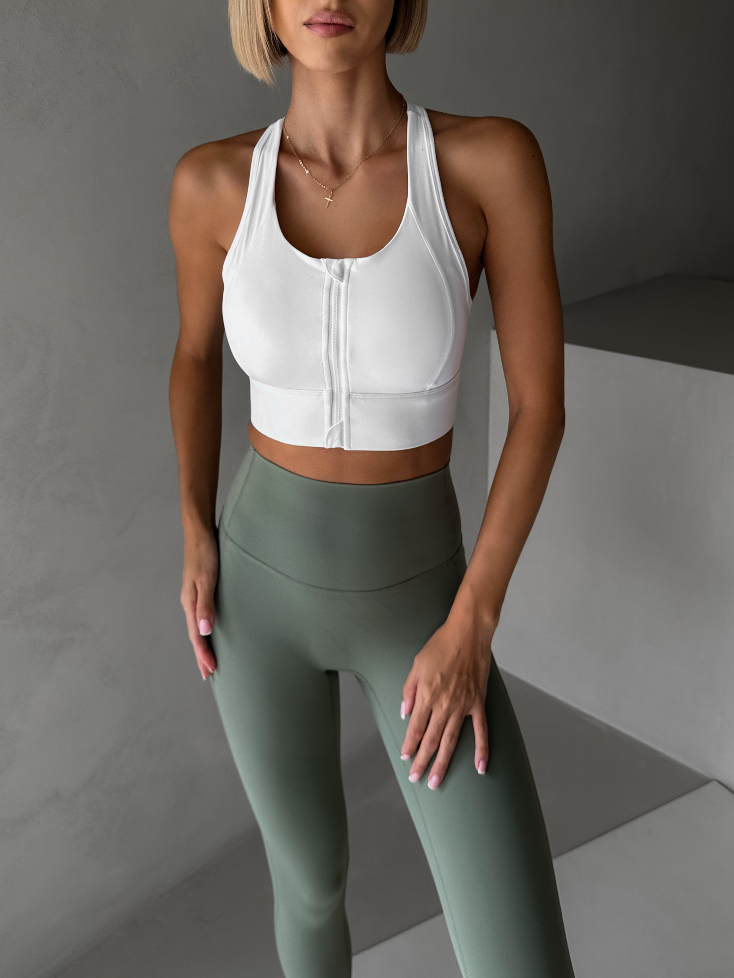Levně Bílá sportovní fitness podprsenka PLATERO na zip