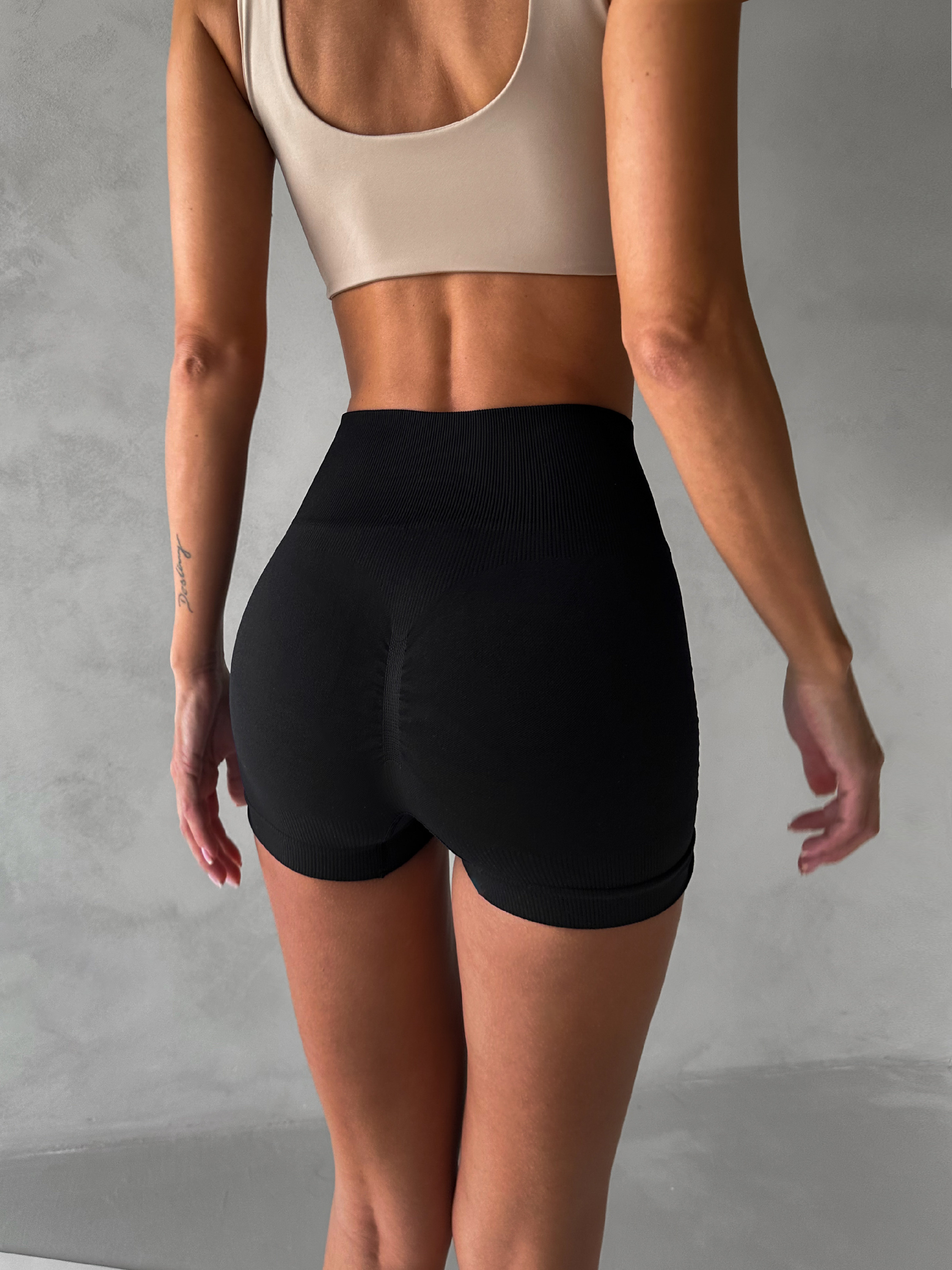 Levně Černé sportovní fitness kraťasy HELOVA