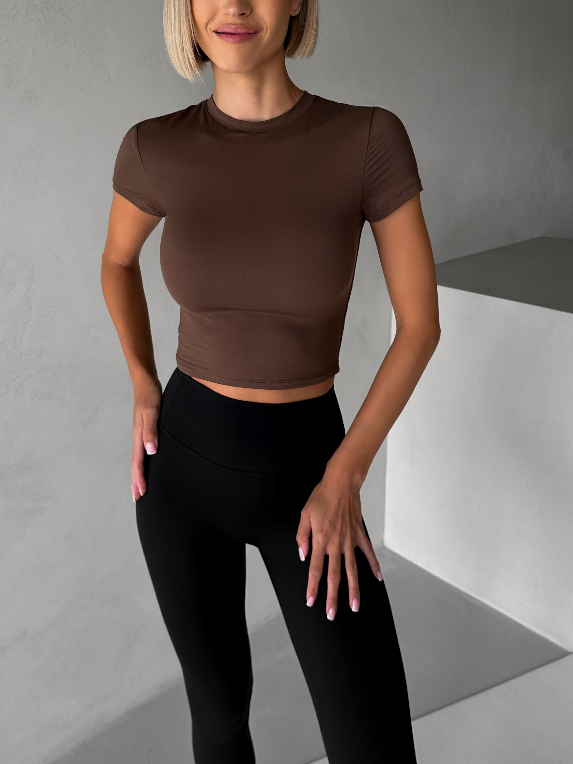 Levně Hnědé sportovní fitness tričko MEREDIN