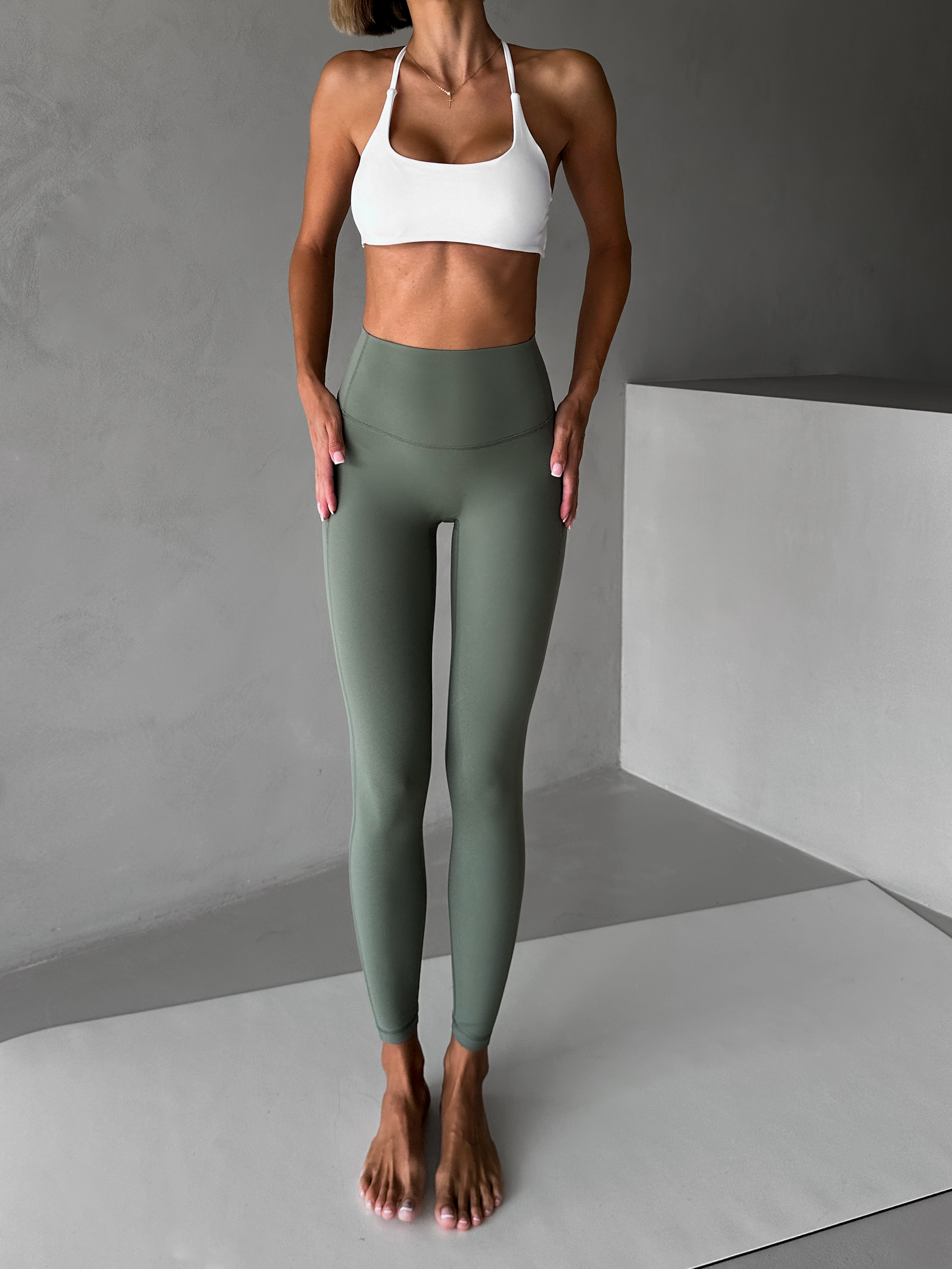 Levně Khaki sportovní tvarující legíny ZEMIRA