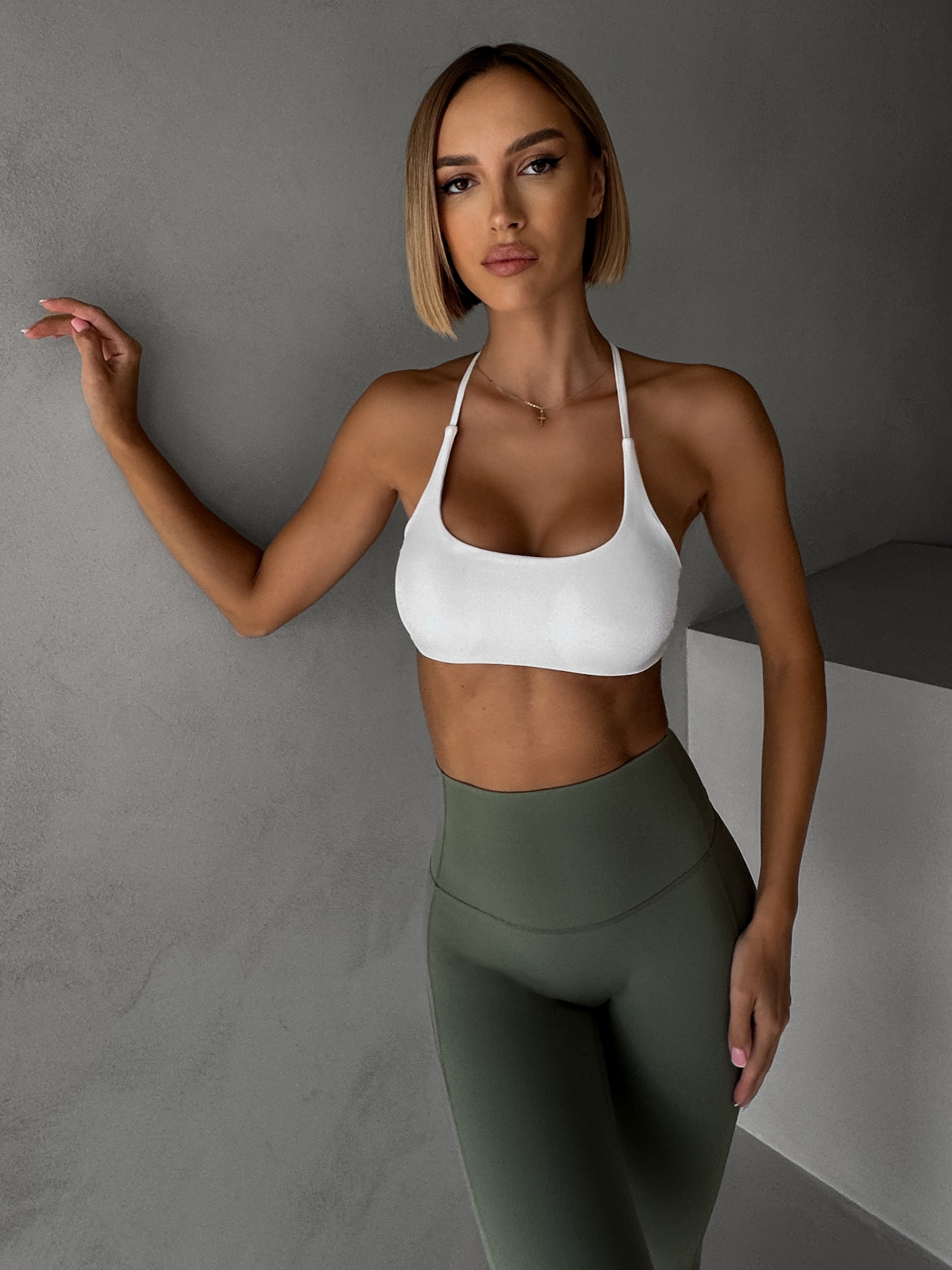 Levně Bílá sportovní jóga podprsenka SALONI